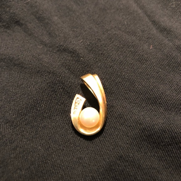 Beautiful gold, pearl, and diamond necklace pendant wearable on various chains. - Picture 6 of 9
